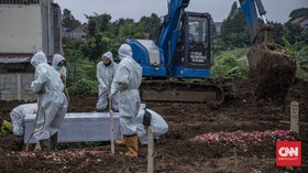 Kasus Nakes Pria Mandikan Jasad Covid Wanita di Sumut Disetop
