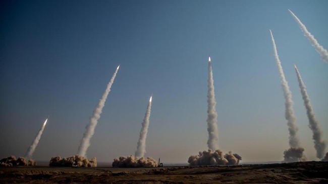 UEA & Saudi Serang Iran — Konflik Teluk Melebar, Minyak Tembus US$107, Rupiah di Rp17.460