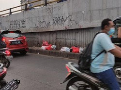 Warga Tetap Buang Sampah di Jalanan Ciputat Meski Ada Tong, Ini Kata Pemkot