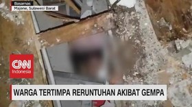 VIDEO: Warga Tertimpa Reruntuhan Akibat Gempa
