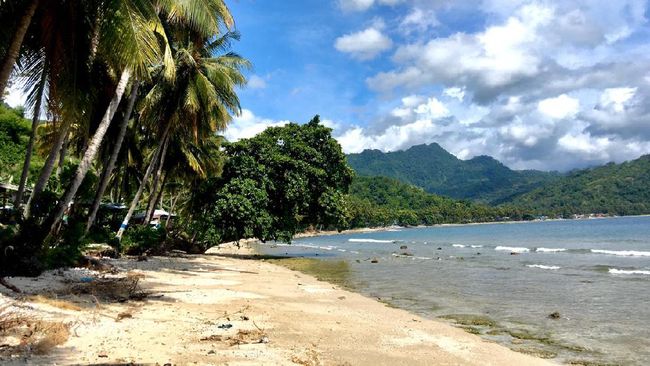 Kabar burung mengatakan bahwa pasangan yang ingin berbuat mesum di Pantai Batu Taka Urung biasanya langsung digerayangi makhluk halus nan gaib.