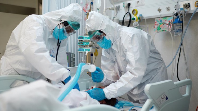 Hospital COVID

Healthcare workers during an intubation procedure to a COVID patient