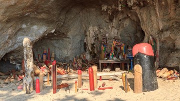 Di berbagai pelosok Indonesia, masih tertancap nisan berbentuk penis yang merupakan budaya warisan dari masa Islam kuno.