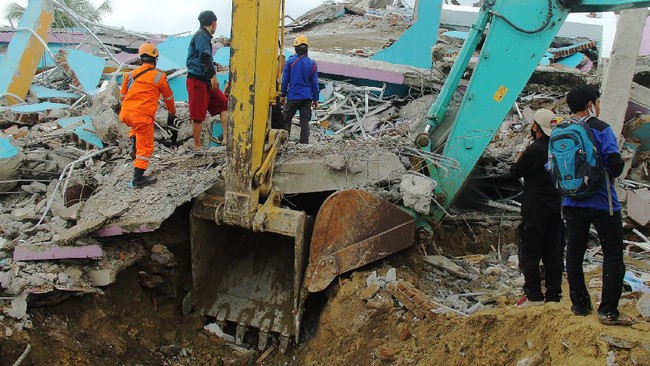 BPBD Sulbar meminta masyarakat di Kota Mamuju dan Kabupaten Majene agar mencari tempat pengungsian yang aman dan tak ke gunung yang berpotensi akan longsor.