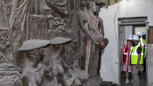 Relief di Gedung Sarinah disebut memiliki kemiripan dengan Tugu Tani karya pematung asal Rusia, Matvey Manizer dan putranya yang bernama Ossip Manizer.