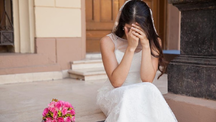 pengantin wanita sedih Hopeless bride crying outside a church after being stood up on her wedding day