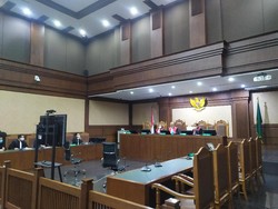 Menantu Nurhadi Masih Positif COVID-19, Sidang Ditunda hingga 27 Januari
