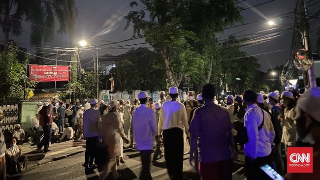 Polisi mengimbau kepada para pelayat Ali bin Assegaf agar tak membuat kerumunan untuk menghindari penularan covid-19.