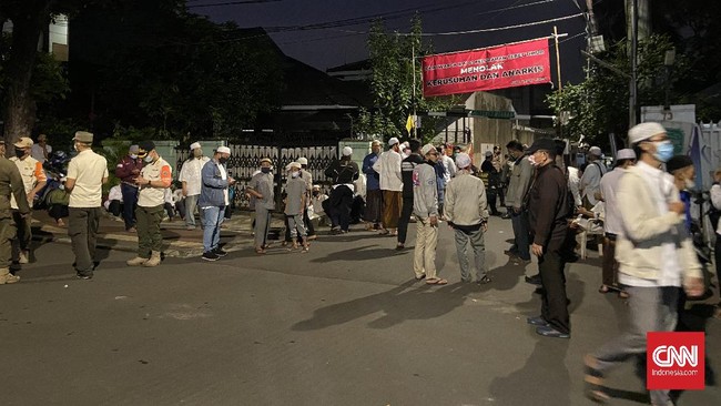 Jenazah ulama Ali bin Abdurrahman Assegaf tiba di rumah duka yang berlokasi di Tebet, Jakarta Selatan, Jumat (15/1) malam.