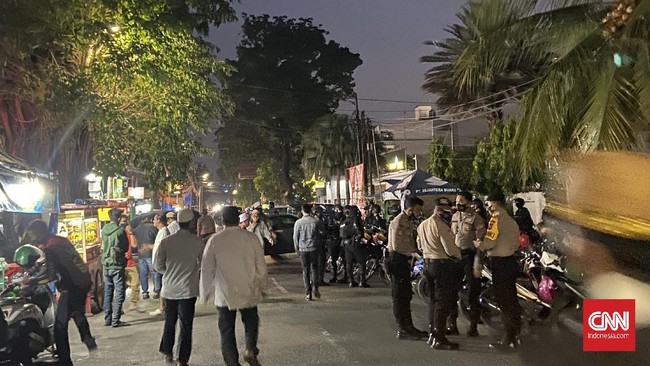 Lalu lintas di Jalan Tebet Utara Dalam dan Tebet Raya, Jaksel terpantau padat oleh pelayat setelah mendengar kabar Ali bin Abdurrahman Assegaf meninggal.