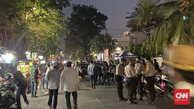 Pelayat Ali bin Assegaf Berdatangan, Lalu Lintas Tebet Macet Lalu lintas di Jalan Tebet Utara Dalam dan Tebet Raya, Jaksel terpantau padat oleh pelayat setelah mendengar kabar Ali bin Abdurrahman Assegaf meninggal.
