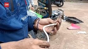 VIDEO: Anak Ular Bersarang di Motor Warga