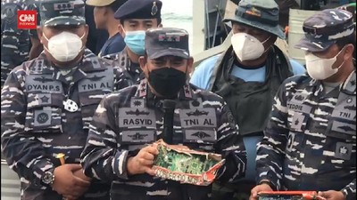 VIDEO: Tim Penyelam Temukan Baterai CVR Sriwijaya Air SJ 182