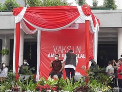 Plt Wali Kota Gagal Jadi Orang Pertama Divaksin COVID-19 di Surabaya