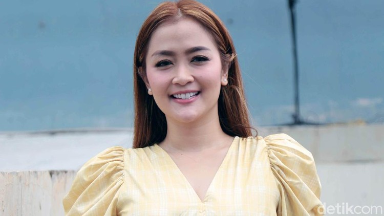 Vega Darwanti Vega Darwanti saat ditemui di kawasan studio Trans TV.