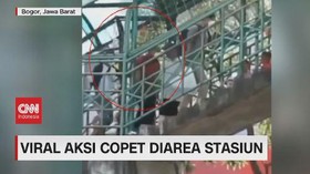 VIDEO: Viral, Aksi Copet Robek Tas di Atas Jembatan