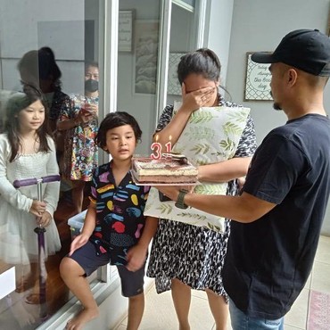 Anak Wendi Cagur Positif COVID-19, Rayakan Ultah Ibunda Lewat Kaca