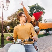 5 Makna Gestur Cowok Saat Boncengin Kamu Naik Motor, Ternyata...