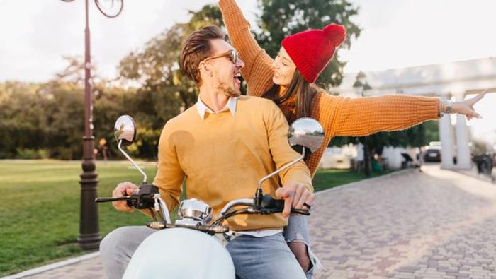 5 Makna Gestur Cowok Saat Boncengin Kamu Naik Motor, Ternyata...