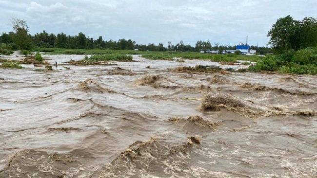 Banjir akibat luapan sungai membuat akses Maluku Tengah ke Bandara Pattimur atau sebaliknya terputus. Arus pun deras, sehingga warga tak bisa melintas