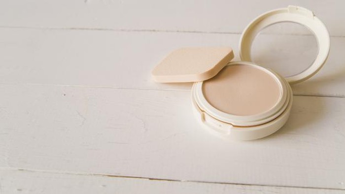 Rekomendasi 4 Bedak Padat Merk Lokal Anti Cakey