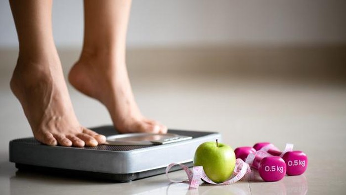 Cara Salah dan Tidak Sehat Turunkan Berat Badan, Salah Satunya Berlebihan Makan Makanan Berlabel 'Sehat' Lho!