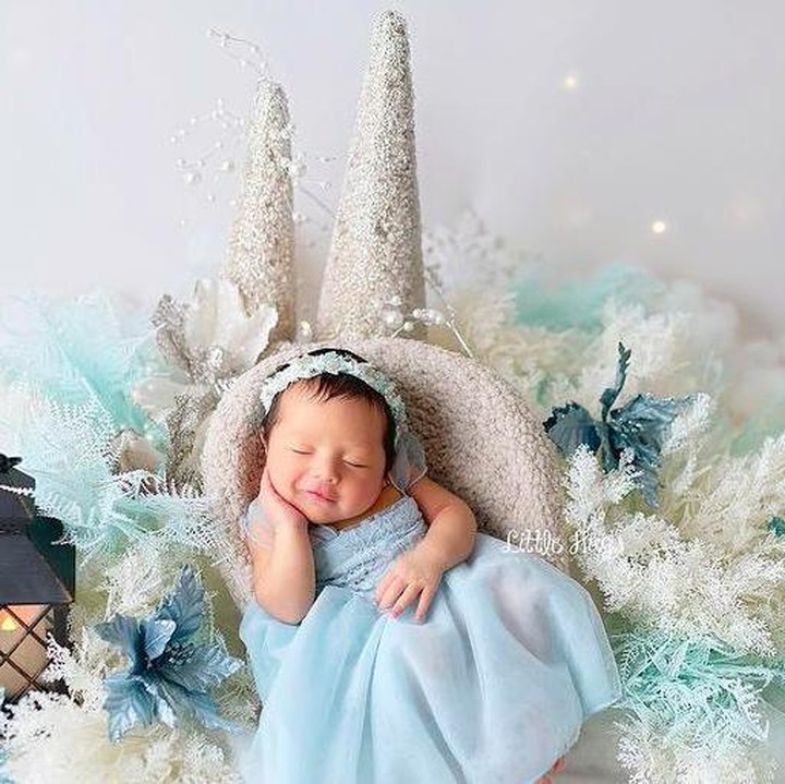 <p>Chloe yang masih imut didandani berbagai macam kostum, mulai dari kostum bertema bunga, rockstar, hingga bertema salju seperti kartun Frozen. (Foto: Instagram @chloeemmanuellevanwattimena)</p>