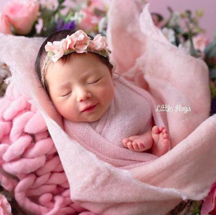 <p>Nama Chloe Emmanuelle Van Wattimena memiliki makna yang mendalam, Bun. Artinya, dia yang bersinar karena Tuhan bersamanya. (Foto: Instagram @asmirandah89)</p>