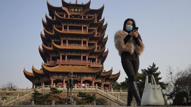 Selain penampakan wajah bermasker, kehidupan di kota Wuhan - yang tahun lalu sempat menjadi "kota hantu" - kini sudah berjalan seperti sedia kala.
