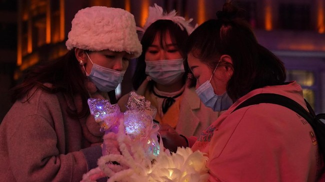 Sehari sebelum memperingati satu tahun lockdown virus corona di Wuhan, China, kehidupan malam di kota berpenduduk 11 juta jiwa itu kembali menggeliat.