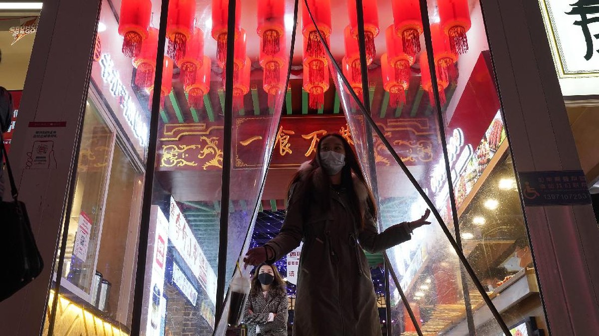 FOTO: Memandangi Warga Wuhan Pelesir Lagi