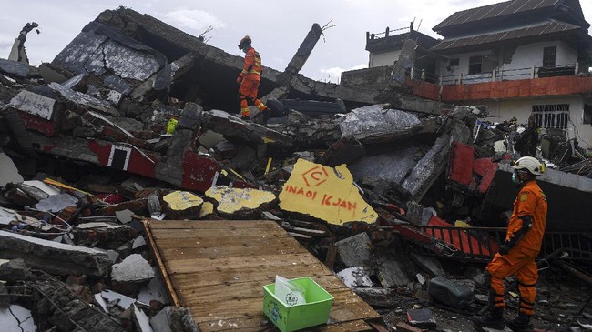 Warga di Mamuju, Ahmad Dodi, mengaku ketakutan saat gempa hebat dua kali mengguncang Sulbar. Total 81 tewas dan ribuan mengungsi.