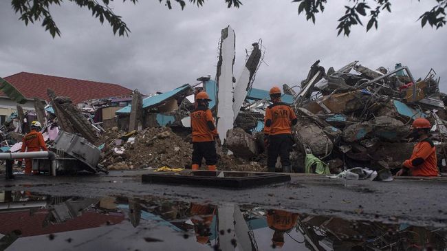 Warga korban gempa di Mamuju, Sulawesi Barat terpaksa mengais makanan di reruntuhan gedung karena bantuan belum tiba dan akses ke makanan pokok sulit dijangkau.