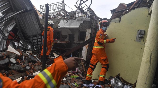 Gempa di Sulawesi Barat membuat sejumlah bangunan sekolah mengalami rusak berat, ringan dan sedang.