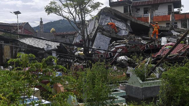 Puluhan orang korban gempa Sulawesi Barat memilih mengungsi sampai ke Makassar Sulawesi Selatan. Sebagian besar ditampung keluarga mereka bukan di dinas sosial.