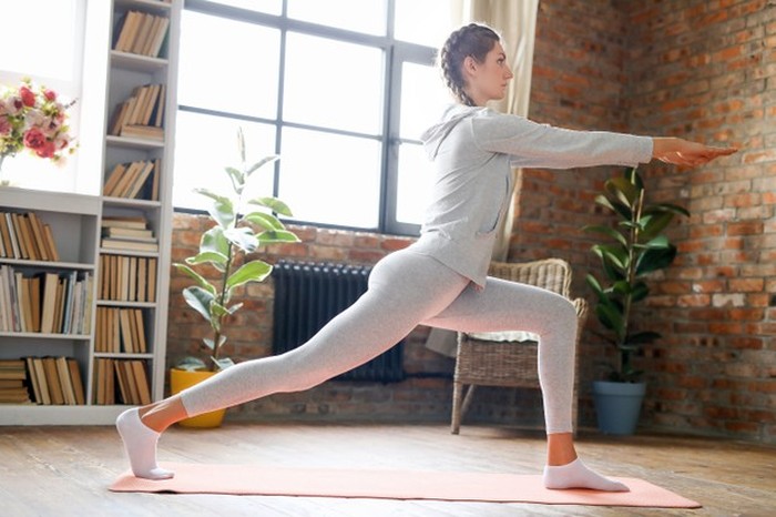 Kebiasaan duduk dengan pinggul menekuk di meja kerja atau di dalam mobil dapat memperpendek otot fleksor pinggul dan menarik tubuh bagian atas ke depan. Gerakan lunge memanjangkan otot-otot ini, mendukung postur tubuh yang lebih baik dan membantu mencegah nyeri punggung bawah.