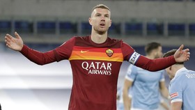 Inter Milan Resmi Rekrut Dzeko dan Dumfries