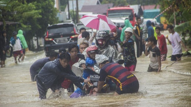 Banjir Kalimantan Selatan: 5 Warga Tewas, 112 Ribu Mengungsi Korban banjir di tujuh wilayah Kalimantan Selatan disebut akan terus bertambah lantaran masih ada puluhan orang yang belum ditemukan.