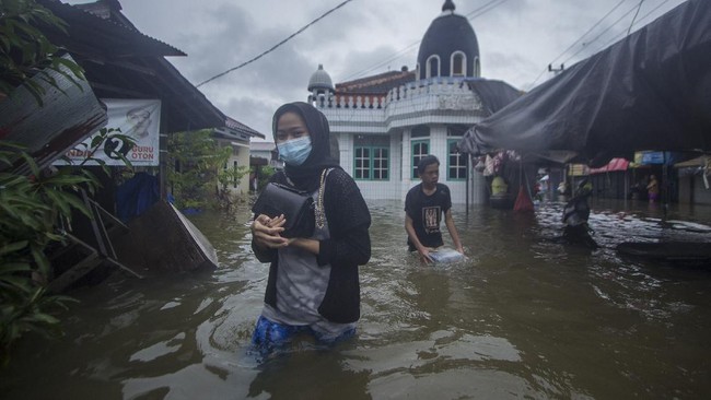 Sebanyak 426 dari 1.053 gardu distribusi yang terdampak banjir di sebagian besar Kalsel sudah kembali menyala pada Sabtu (16/1).