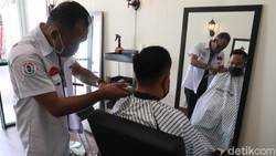 Ada yang Pakai Palu, Ini Tukang Cukur Unik di Berbagai Dunia
