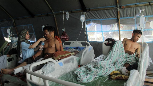 Data BNPB hingga Minggu (17/1) mencatat 73 orang meninggal akibat gempa di Sulawesi Barat, sebanyak 15 ribu orang mengungsi dan lebih 800 orang luka-luka.