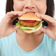 6 Jenis Makanan & Minuman yang Berdampak Buruk pada Kulit, Bikin Jerawatan Hingga Mempercepat Penuaan!