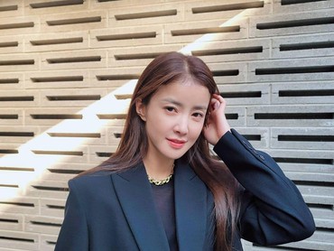 Unggah Ulang Foto Anak Bertema Natal, Lee Si Young Tuai Pro Kontra