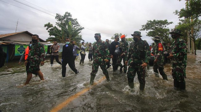 Sebanyak 1.053 prajurit TNI dari berbagai satuan diterjunkan untuk membantu warga korban banjir di Kalimanten Selatan.
