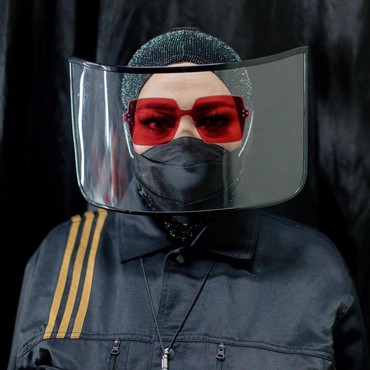 Sempat Bersitegang, dr Tirta Puji Melly Goeslaw Pakai Face Shield & Masker