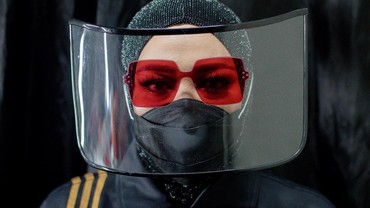 Sempat Bersitegang, dr Tirta Puji Melly Goeslaw Pakai Face Shield & Masker