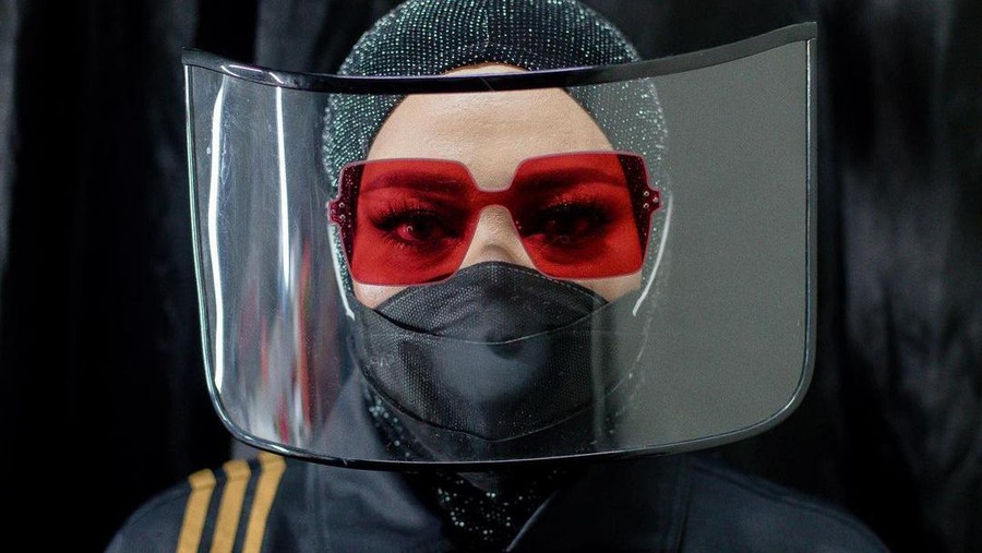 Salng Tegur di IG, Dokter Tirta Puji Melly Pakai Face Shield & Masker