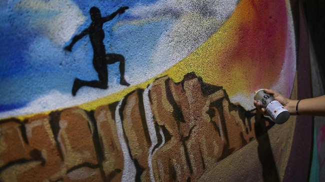 Camat Ciledug mengatakan mural bertuliskan 'Wabah Sesungguhnya adalah Kelaparan' dihapus atas permintaan warga.