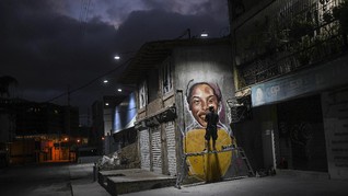 FOTO: Menggores Mural, Memberi Warna untuk Caracas yang Muram