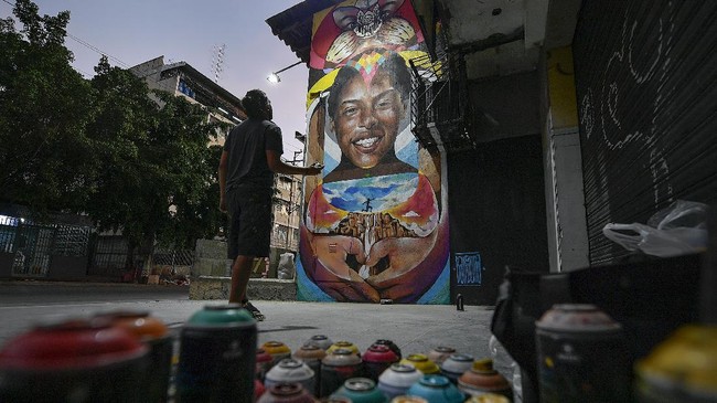 FOTO: Menggores Mural, Memberi Warna untuk Caracas yang Muram